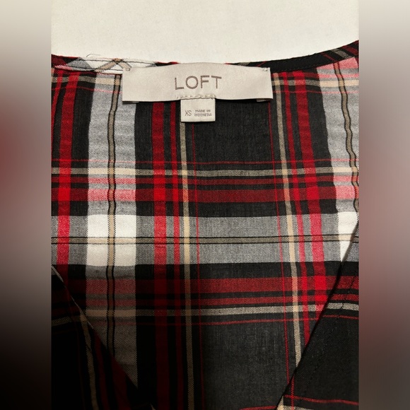 Loft, seersucker red, black & white v neck short elastic puff sleeve, XS - Picture 3 of 12